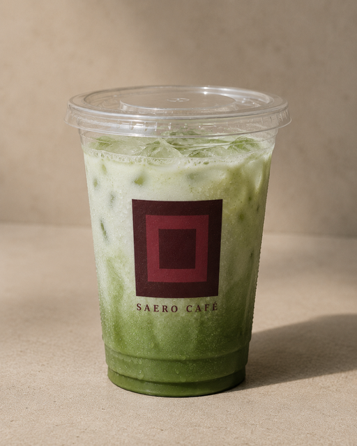 Matcha latte glacé servi au comptoir SAERO